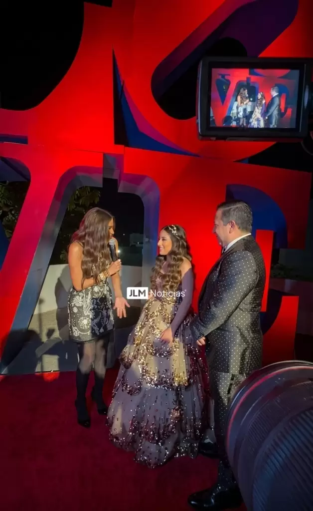 Galilea Montijo conduciendo la Alfombra Roja de los XV Años de Mafer