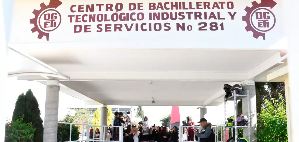 Aspectos del CBTIS 281, en Aguascalientes, durante protestas de padres de familia y la comunidad estudiantil. El plantel estalla por acoso: alumnas exhiben miedo, omisión y un agresor que “sabía que no le harían nada”. Foto: JLMNoticias / Especial.