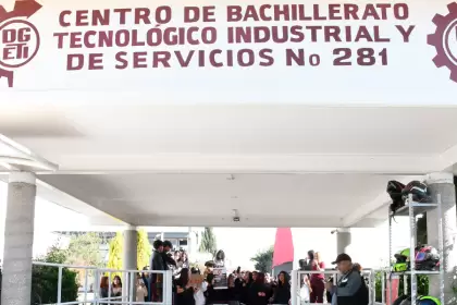 Aspectos del CBTIS 281, en Aguascalientes, durante protestas de padres de familia y la comunidad estudiantil. El plantel estalla por acoso: alumnas exhiben miedo, omisión y un agresor que “sabía que no le harían nada”. Foto: JLMNoticias / Especial.