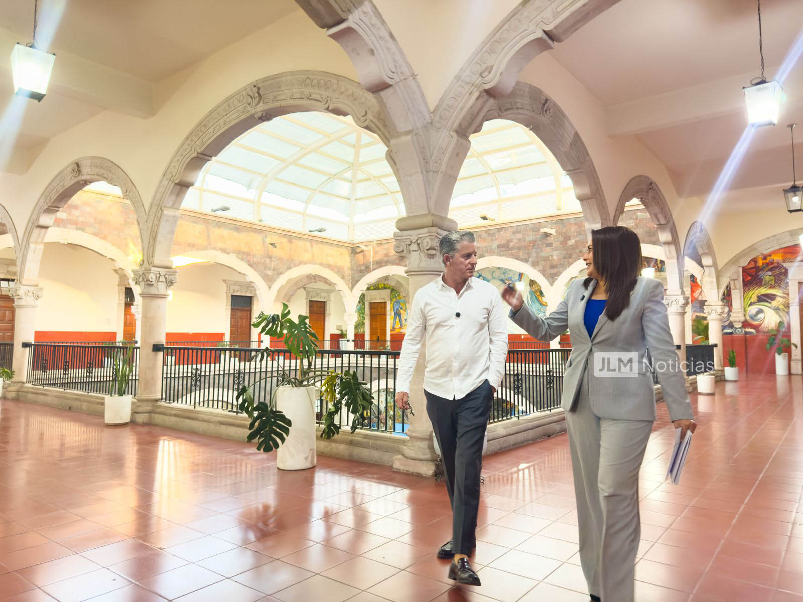 La gobernadora Tere Jiménez destinó unos minutos al periodista José Luis Morales para una entrevista exclusiva previo al evento de entrega de patrullas para la Policía Estatal, en Plaza Patria de Aguascalientes. Foto: JLMNoticias / Especial.