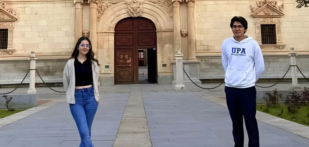Estudiantes de Aguascalientes desarrollan en España una casa inteligente para el cuidado de adultos mayores con tecnología innovadora.