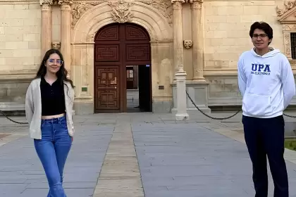 Estudiantes de Aguascalientes desarrollan en España una casa inteligente para el cuidado de adultos mayores con tecnología innovadora.