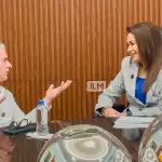 El periodista José Luis Morales con la gobernadora de Aguascalientes, Tere Jiménez, en entrevista exclusiva para JLMNoticias. En materia de seguridad, vigilancia permanente, despliegue estratégico y coordinación operativa, señaló la mandataria. Foto: JLMNoticias / Especial.