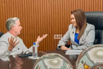 El periodista José Luis Morales con la gobernadora de Aguascalientes, Tere Jiménez, en entrevista exclusiva para JLMNoticias. En materia de seguridad, vigilancia permanente, despliegue estratégico y coordinación operativa, señaló la mandataria. Foto: JLMNoticias / Especial.