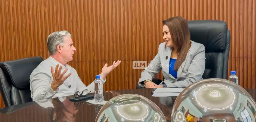 El periodista José Luis Morales con la gobernadora de Aguascalientes, Tere Jiménez, en entrevista exclusiva para JLMNoticias. En materia de seguridad, vigilancia permanente, despliegue estratégico y coordinación operativa, señaló la mandataria. Foto: JLMNoticias / Especial.