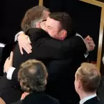 Mike Hill abraza a Guillermo del Toro tras ganar el Óscar al Mejor Maquillaje y Peluquería por "Frankenstein" durante la 98.ª ceremonia anual de los Premios Óscar en el Dolby Theatre. Hoy se celebran los Óscar 2026. Foto: JLMNoticias / Especial / EFE/EPA/CHRIS TORRES.