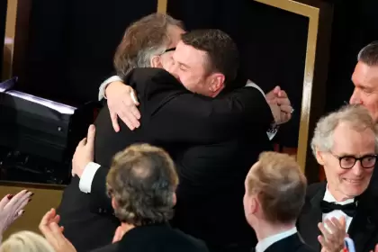 Mike Hill abraza a Guillermo del Toro tras ganar el Óscar al Mejor Maquillaje y Peluquería por "Frankenstein" durante la 98.ª ceremonia anual de los Premios Óscar en el Dolby Theatre. Hoy se celebran los Óscar 2026. Foto: JLMNoticias / Especial / EFE/EPA/CHRIS TORRES.