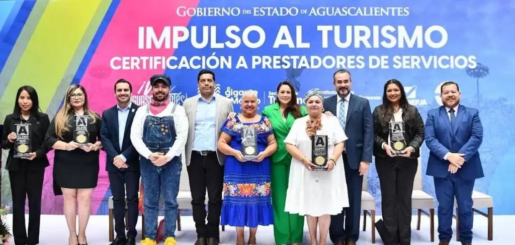 Tere Jiménez entregó certificados a prestadores turísticos para fortalecer la calidad del turismo en Aguascalientes.