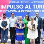 Tere Jiménez entregó certificados a prestadores turísticos para fortalecer la calidad del turismo en Aguascalientes.