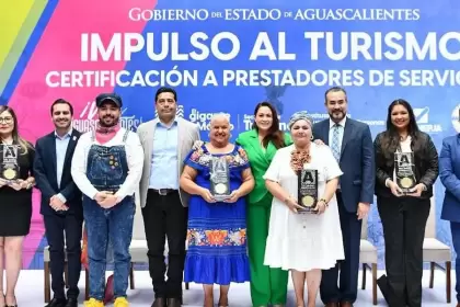 Tere Jiménez entregó certificados a prestadores turísticos para fortalecer la calidad del turismo en Aguascalientes.