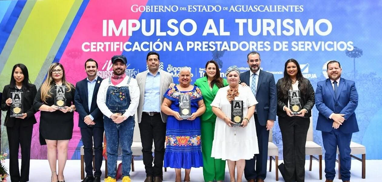 Tere Jiménez entregó certificados a prestadores turísticos para fortalecer la calidad del turismo en Aguascalientes.