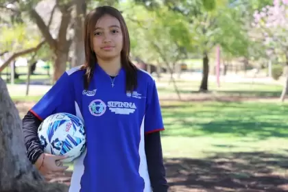 Evelyn Dayali entrena en la Casa del Adolescente para llegar a Centellas del Necaxa y Chivas; combina futbol y estudios en Aguascalientes.