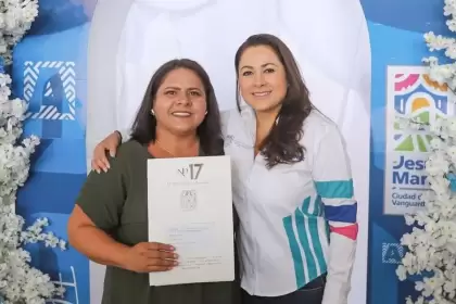 Tere Jiménez entrega 150 escrituras en Jesús María y brinda certeza jurídica a familias de Las Flores I y II tras más de 20 años.