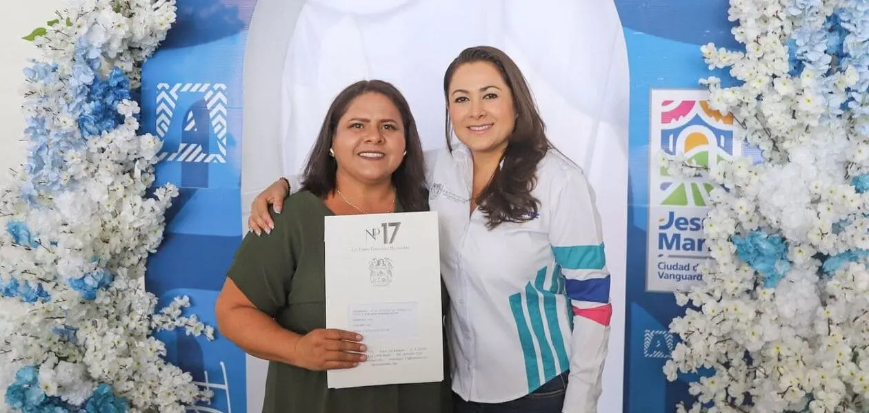 Tere Jiménez entrega 150 escrituras en Jesús María y brinda certeza jurídica a familias de Las Flores I y II tras más de 20 años.