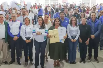 150 familias de Las Flores I y II en Jesús María reciben sus escrituras tras 20 años gracias al programa de regularización estatal.