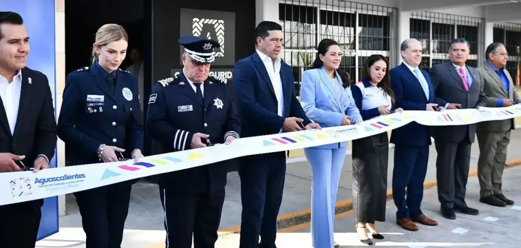 Tere Jiménez inaugura el Aula de Ciberseguridad más equipada de América Latina en el CECyTEA Morelos con inversión estatal.