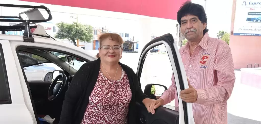 El Buky, taxista de Aguascalientes, apoya a personas con discapacidad a través de El Gigante Transporta y convierte cada viaje en ayuda.