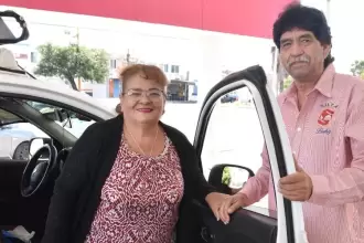 El Buky, taxista de Aguascalientes, apoya a personas con discapacidad a través de El Gigante Transporta y convierte cada viaje en ayuda.