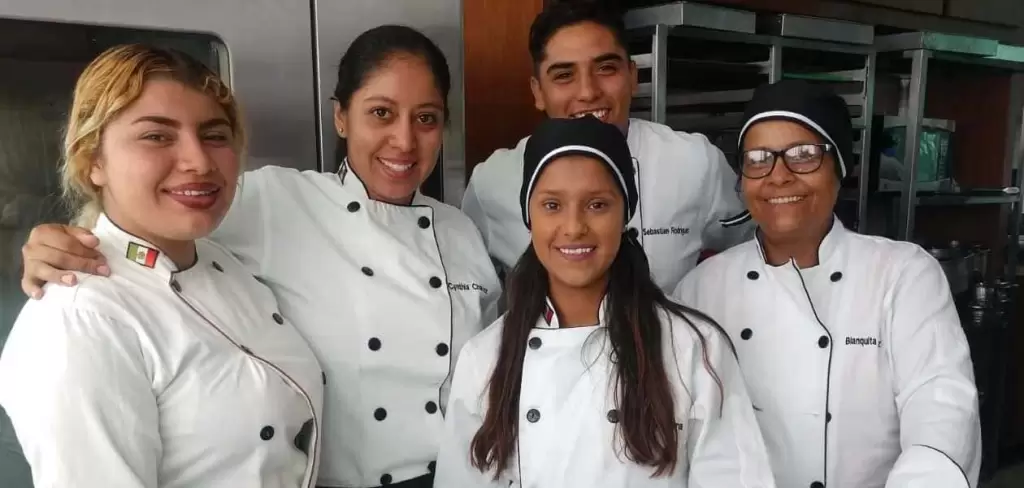 Cynthia Chávez creó su negocio de repostería en Aguascalientes gracias a cursos del ICTEA y capacitación constante.