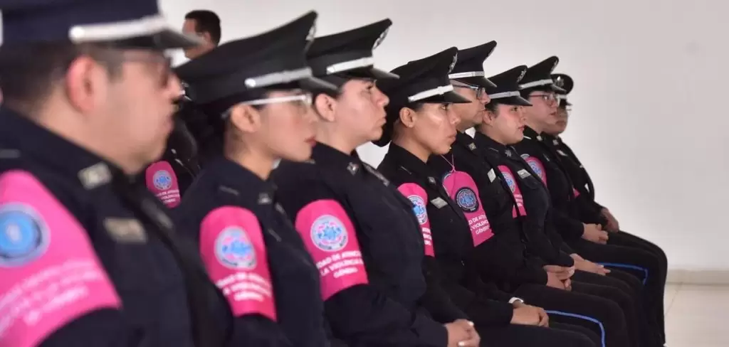 Aguascalientes capacita a la Policía Rosa en lengua de señas mexicana para mejorar la atención a personas con discapacidad auditiva.