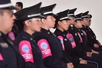 Aguascalientes capacita a la Policía Rosa en lengua de señas mexicana para mejorar la atención a personas con discapacidad auditiva.