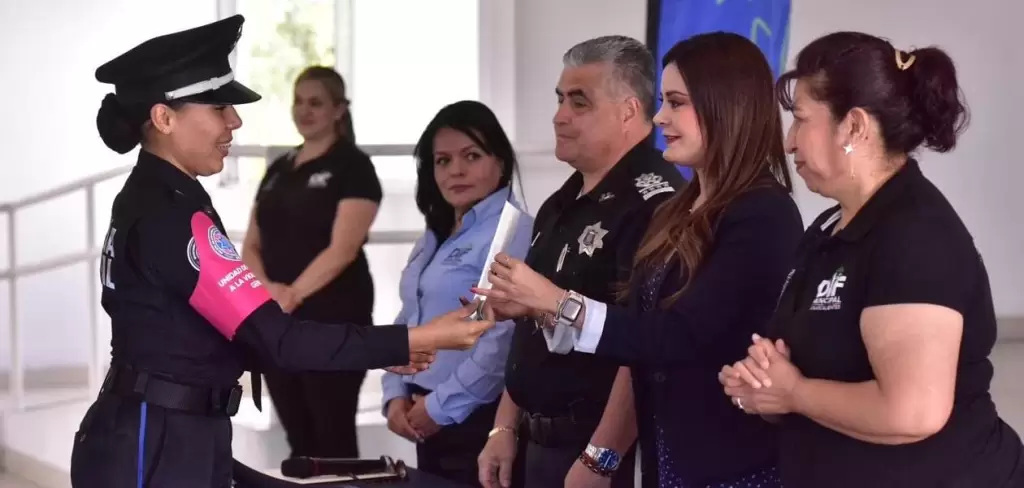 La Policía Rosa de Aguascalientes se capacita en lengua de señas mexicana para mejorar la atención a personas con discapacidad auditiva.
