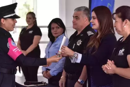 La Policía Rosa de Aguascalientes se capacita en lengua de señas mexicana para mejorar la atención a personas con discapacidad auditiva.