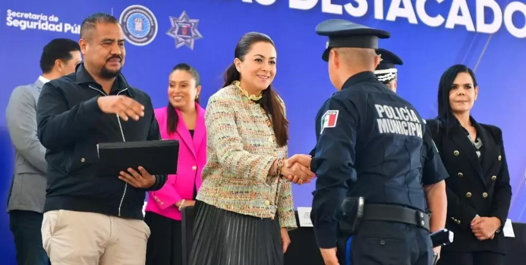 Tere Jiménez reconoce a policías de Aguascalientes con incentivos por su labor en la seguridad y la paz del estado.