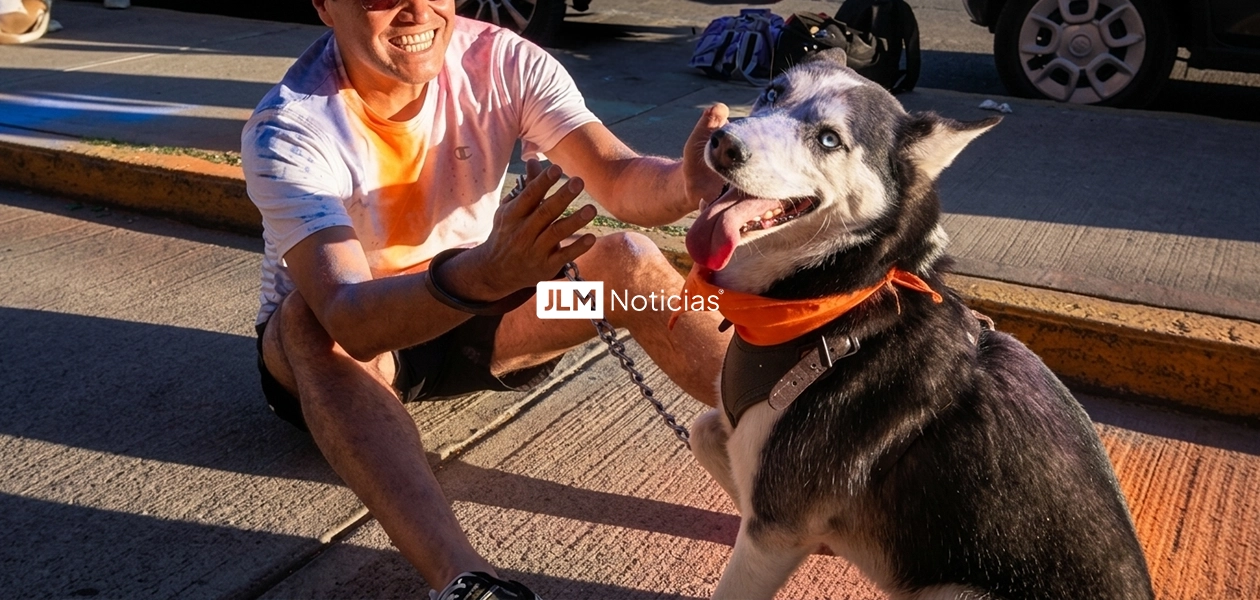 Entrenamiento físico y emocional para una mascota durante una carrera