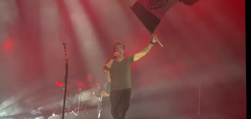 John Rzeznik ondea la bandera de México al final del concierto