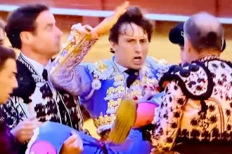 Hieren a Andrés Roca Rey en Sevilla