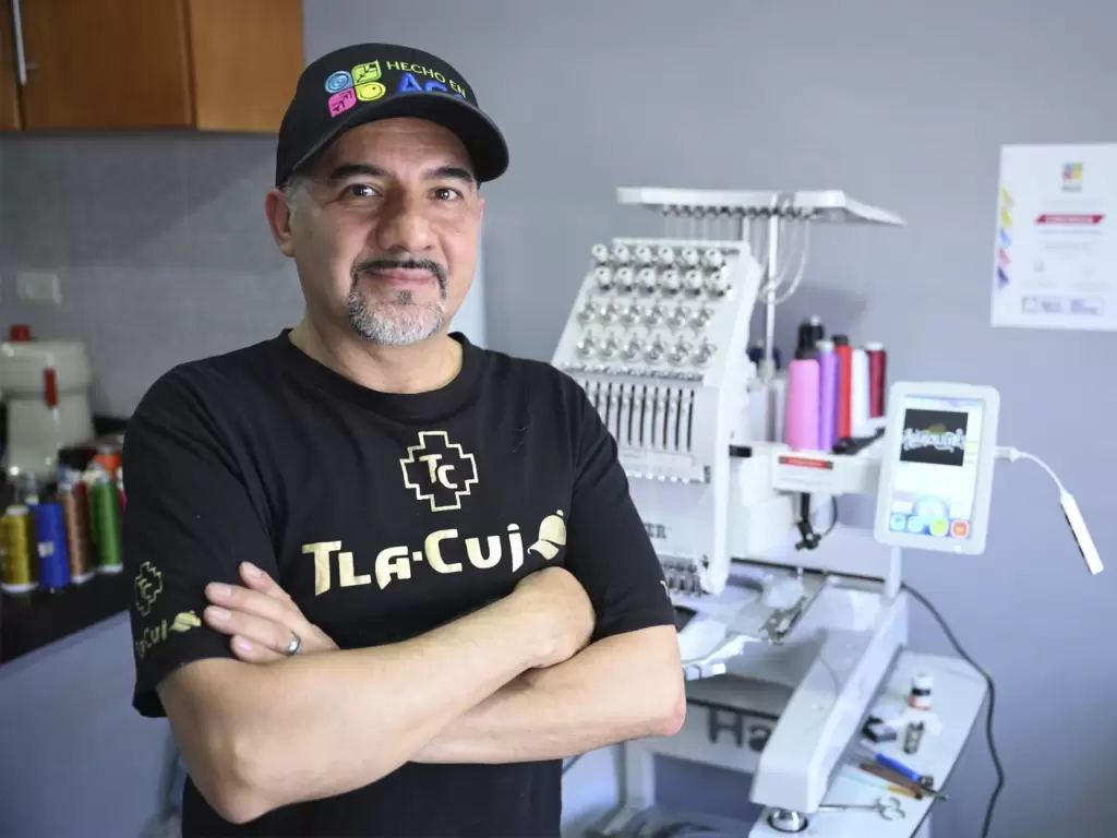 Beneficiario del programa "Confía", dueño de TLA CUI Gorras, un negocio de fabricación y venta de gorras personalizadas.