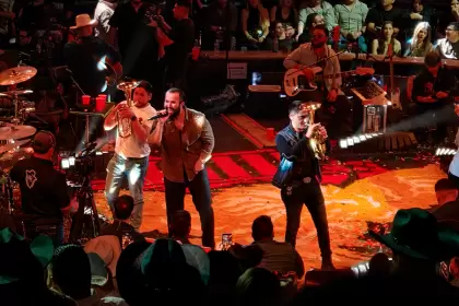 Carín León, primer artista que se presenta en el Palenque de la FNSM2026. Foto: JLMnoticias / Virginia Tovar / Especial.