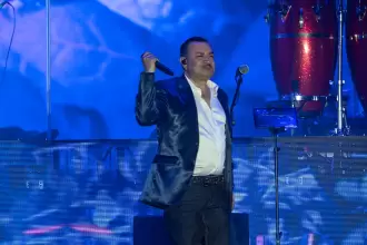 “Te lloré” y “El Rey”: Alex Fernández y Conjunto Primavera hacen cantar todo el Foro en la FNSM2026 en Aguascalientes