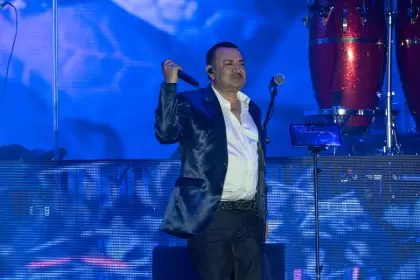 “Te lloré” y “El Rey”: Alex Fernández y Conjunto Primavera hacen cantar todo el Foro en la FNSM2026 en Aguascalientes