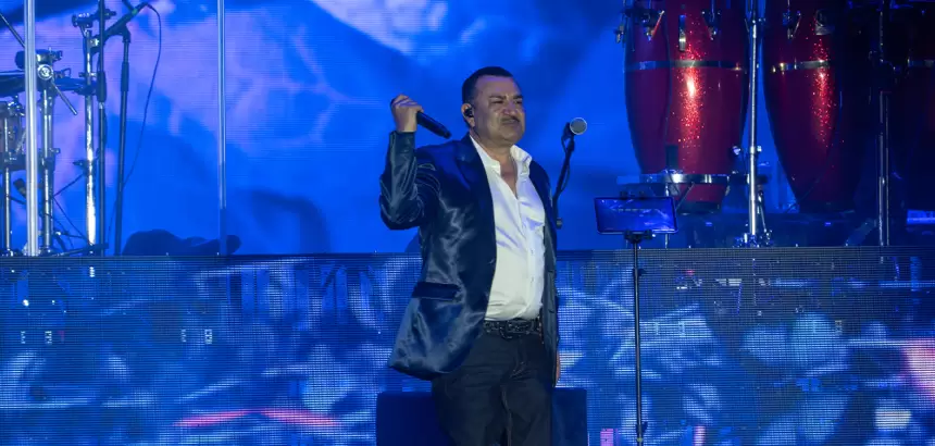 “Te lloré” y “El Rey”: Alex Fernández y Conjunto Primavera hacen cantar todo el Foro en la FNSM2026 en Aguascalientes