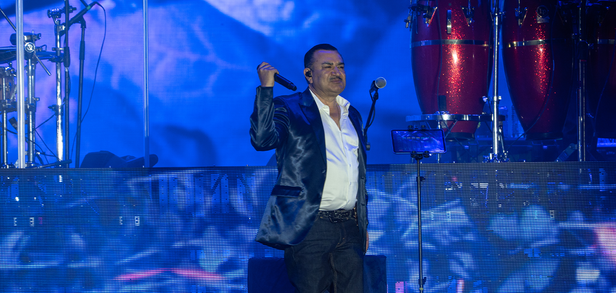 “Te lloré” y “El Rey”: Alex Fernández y Conjunto Primavera hacen cantar todo el Foro en la FNSM2026 en Aguascalientes