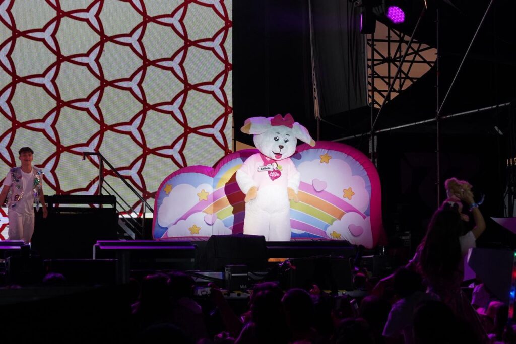 "Galleta" anima el concierto