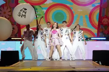 Colores, sonrisas y ranas invaden el Foro de las Estrellas con Lara Campos