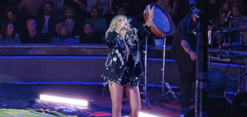 María José hace cantar el Palenque de la FNSM 2026