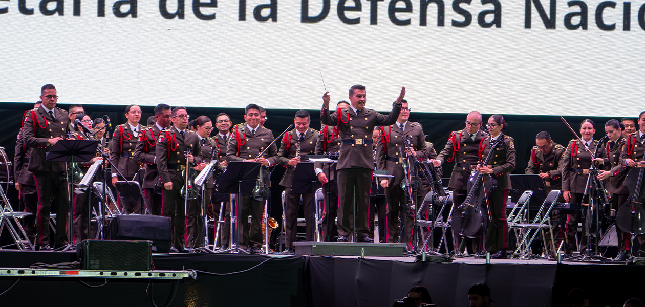 El Foro de las Estrellas de la Feria Nacional de San Marcos 2026 fue testigo de la presentación conjunta del Mariachi de la Guardia Nacional y la Orquesta Sinfónica de la Secretaría de la Defensa Nacional. Foto: JLMNoticias / Salvador Ramírez / Diego Cárdenas.