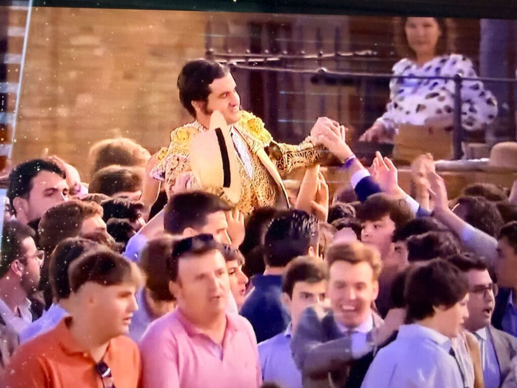 Morante de la Puebla, sacado en hombros. Foto: JLMNoticias / Especial / Memo Leal.