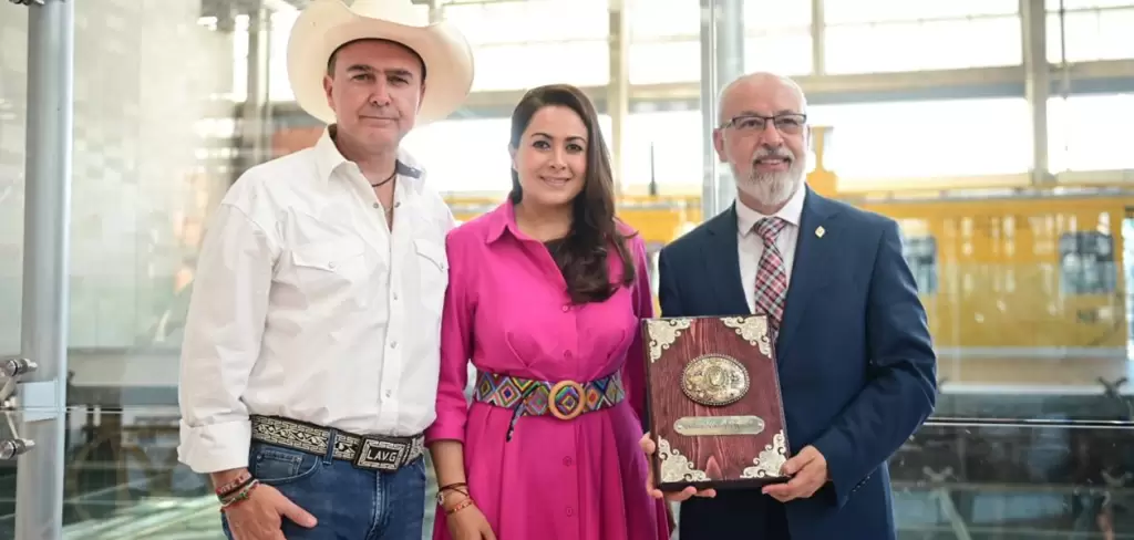Tere Jiménez reconoce a ganaderos en la FNSM2026