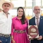 Tere Jiménez reconoce a ganaderos en la FNSM2026