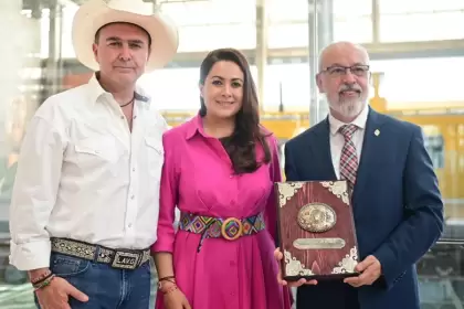 Tere Jiménez reconoce a ganaderos en la FNSM2026