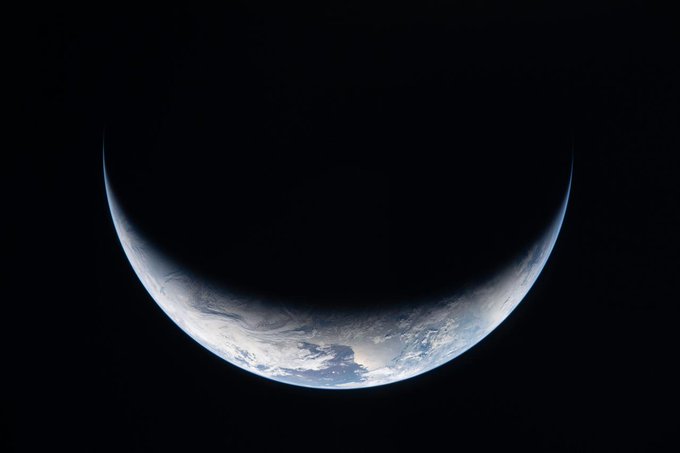 Tierra a medio camino desde la Luna