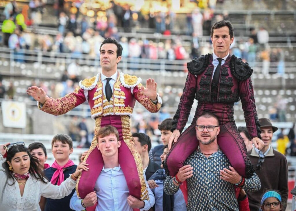 Daniel Luque (der.) y Tomás Rufo abrieron la Puerta Grande en Arles, Francia.