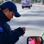 Crecen las multas y los accidentes por uso de celular al conducir