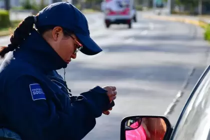 Crecen las multas y los accidentes por uso de celular al conducir