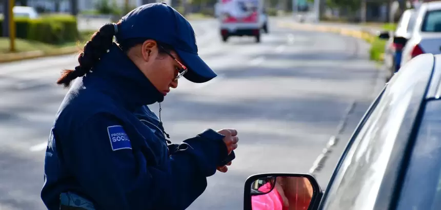 Crecen las multas y los accidentes por uso de celular al conducir